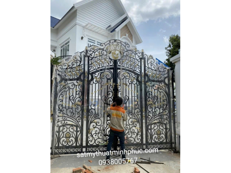 CỬA CỔNG 2 CÁNH CỔ ĐIỂN