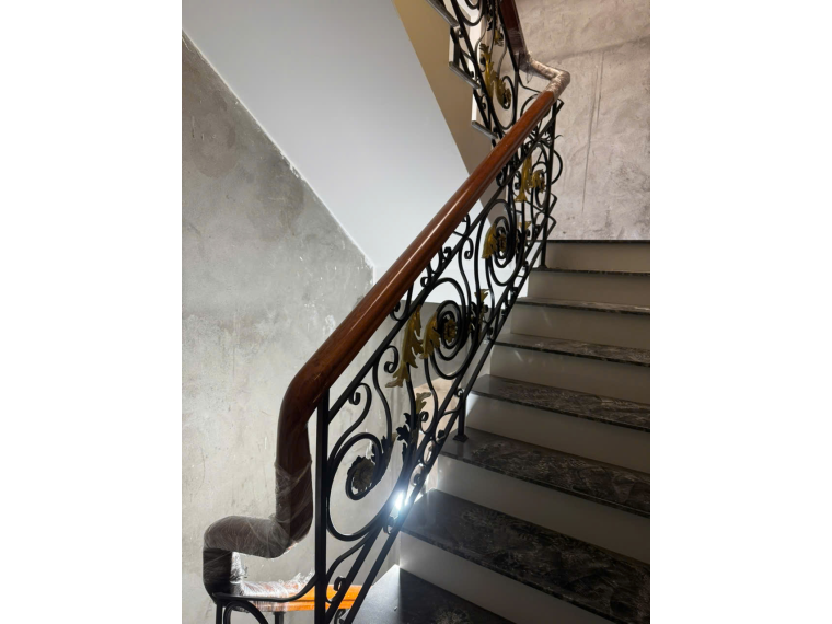 CẦU THANG HOA VĂN TAY CẦM GỖ