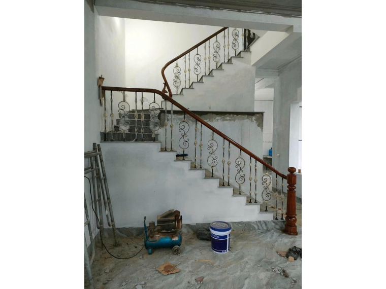 CẦU THANG HOA VĂN TAY CẦM GỖ