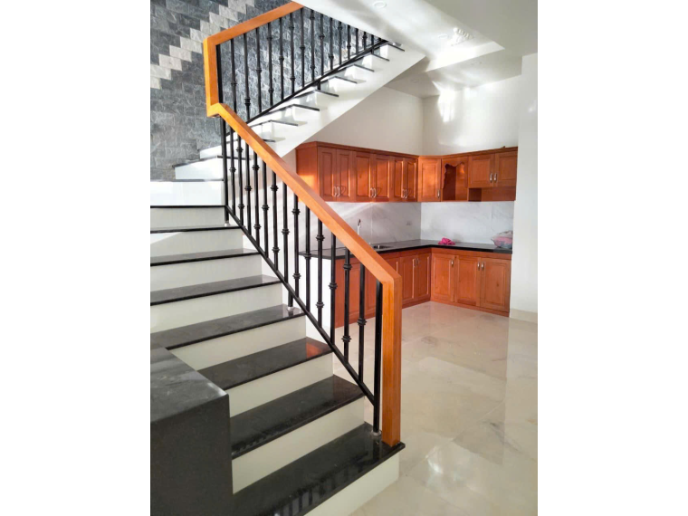 CẦU THANG HOA VĂN TAY CẦM GỖ