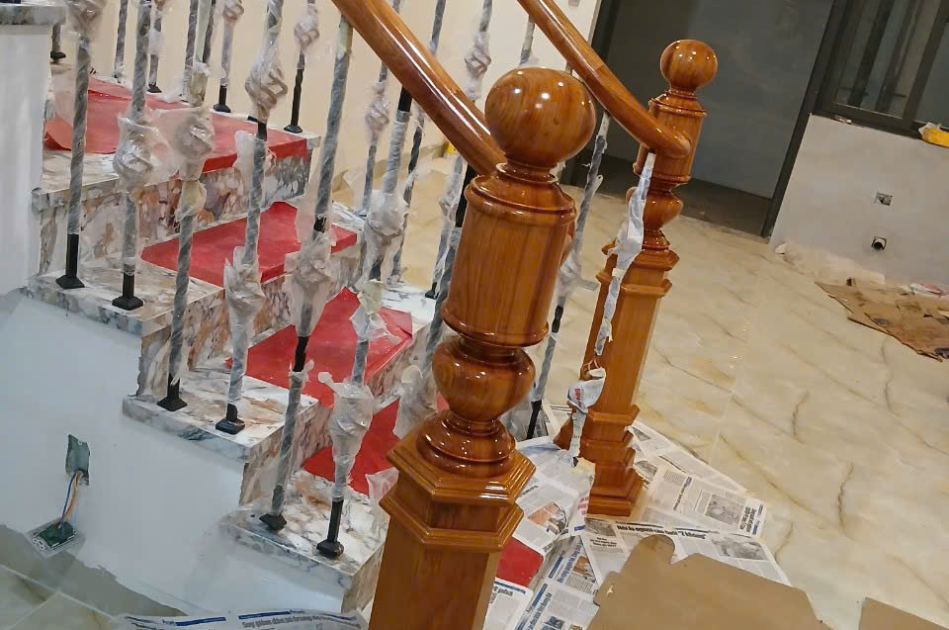 CẦU THANG HOA VĂN TAY CẦM GỖ
