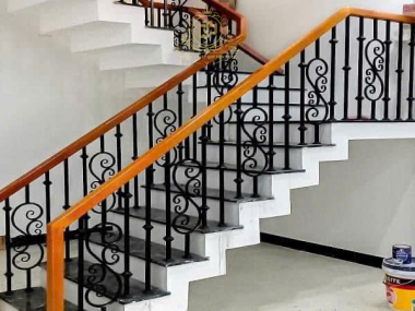 CẦU THANG HOA VĂN TAY CẦM GỖ